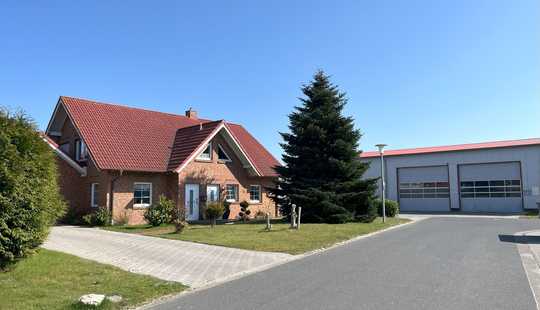 Bild von Wohnhaus mit Gewerbehalle