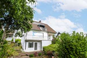 Sofort wohlfühlen: Lichtdurchflutetes 6-Zi.-Architektenhaus in idyllischer Lage in Sankt Georgen – Die vollständige Adresse der Immobilie erhältst du vom Anbieter., 78112 Sankt Georgen im Schwarzwald – Vorschaubild 1