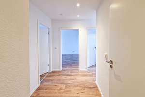 Wunderschöne 4 - Raumwohnung in Top Lage mit Einbauküche und Balkon