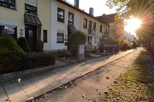 Geräumiges Reihenhaus mit vier Zimmern und Einbauküche in München