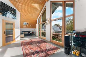 Lichtdurchflutete Wohnung im Obergeschoss mit Südbalkon und offenem Raumgefühl in Allach – Die vollständige Adresse der Immobilie erhältst du vom Anbieter., 80997 Allach, München – Vorschaubild 2