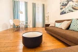Altbau zum Verlieben: Helle 2 Zimmer mit Balkon am Mauerpark – 10437 Prenzlauer Berg, Berlin – Vorschaubild 2