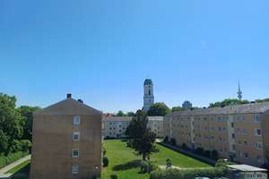 Helle 2-Zimmer-Wohnung mit Balkon in Milbertshofen