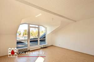 PROVISIONSFREIES JUWEL - Dachgeschosswohnung mit Dachterrasse in kleinem Wohnhaus - Lichterfelde