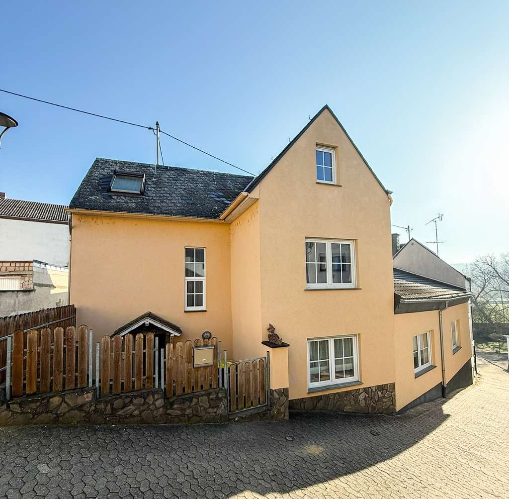 Immobilie in Andernach - Liebevoll Saniertes Einfamilienhaus mit großzügigem Wohnbereich in Andernach-Miesenheim - Bild 0