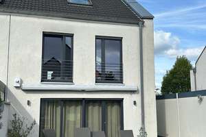Moderne & Großzügige DHH direkt am Feldrand mit Garten und Garage