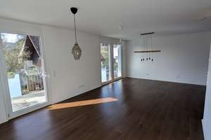 Außergewöhnliche, barrierefreie 4,5-Zimmer-Wohnung mit zwei Balkonen und beeindruckender Aussicht – Die vollständige Adresse der Immobilie erhältst du vom Anbieter., 75365 Calw – Vorschaubild 2