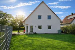 Wohnkomfort trifft Energieeffizienz - Moderne Doppelhaushälfte mit Climatic-Wandsystem von LUX – Die vollständige Adresse der Immobilie erhältst du vom Anbieter., 65428 Rüsselsheim am Main – Vorschaubild 1