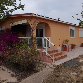 GELEGENHEIT: RUSTIKALES HAUS AUF EINEM 0,7 HEKTAR GROSSEN GRUNDSTÜCK MIT HAUS, POOL UND ABSTELLPLÄTZ