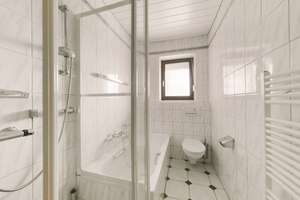 Doppelhaushälfte mit ausgebautem Dachgeschoss, zwei Wintergärten und Garten – Die vollständige Adresse der Immobilie erhältst du vom Anbieter., 41189 Wickrath-West, Mönchengladbach – Vorschaubild 4