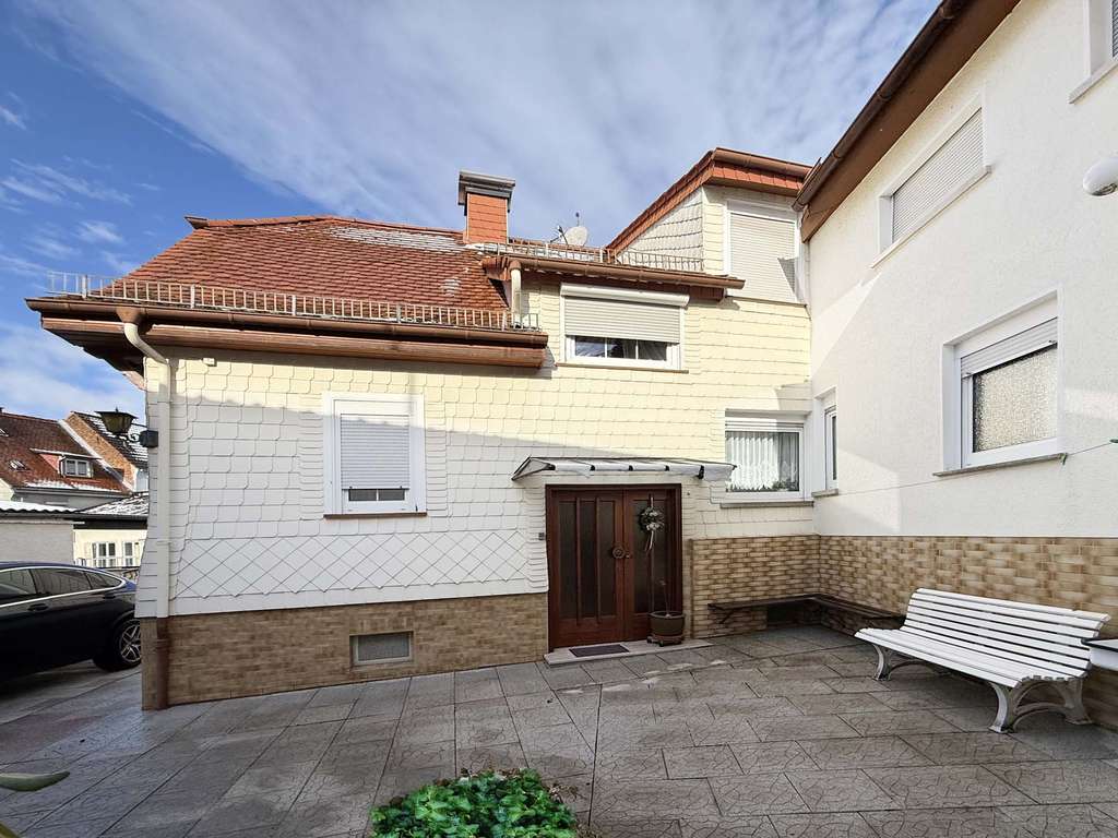 Immobilie in Nidderau - Tolles Familiendomizil, bestehend aus zwei Häusern mit Hof, Garten und zwei Garagen! - Bild 2