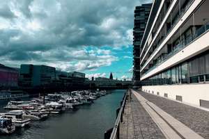 Loft mit Blick auf den lebendigen Hafen – Im Zollhafen 14, 50678 Altstadt/Süd, Köln – Vorschaubild 1