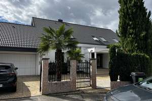 Haus mit fünf Zimmern und Einbauküche, Garten und Doppelgarage
