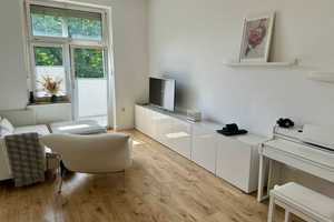 Stilvolle 2-Zimmer-Altbauwohnung mit Balkon und Blick auf begrünten Innenhof in Pempelfort – Düsseldorf – Vorschaubild 2