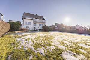 Zweifamilienhaus mit wunderschönem Grundstück in beliebter Lage Gevelsbergs zu verkaufen – Ennepe-Ruhr-Kreis – Vorschaubild 1