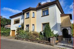 Zweifamilienhaus in ruhiger Stadtrandlage – Die vollständige Adresse der Immobilie erhältst du vom Anbieter., 55743 Idar-Oberstein – Vorschaubild 1