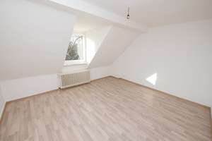 Renovierte & gemütliche 2,5 Raum-Dachgeschosswohnung mit Tageslichtbad & Gartennutzung in Hassel – Polsumer Str. 158, 45896 Hassel, Gelsenkirchen – Vorschaubild 2
