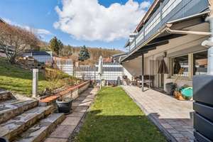 Reihenmittelhaus mit zwei Wohneinheiten, Garten & moderner Energietechnik in Cham – An der Königsbergerstr 35, 93413 Cham – Vorschaubild 1