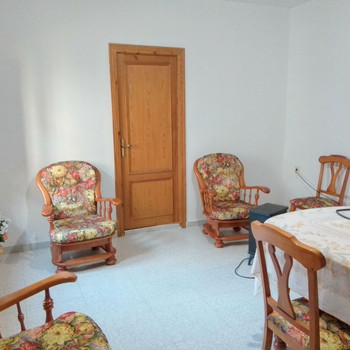 Großzügiges Haus mit geschlossener Garage, Patio und Terrasse mit Aussicht.