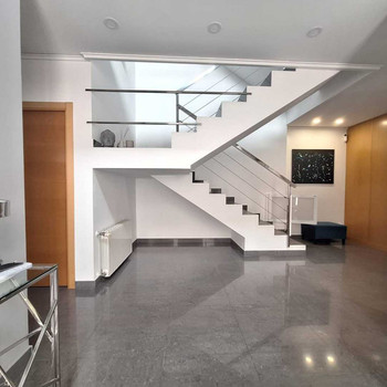 Spektakuläres Eckhaus mit viel Tageslicht in Alginet. 245 m², große Terrassen und zahlreiche Räume.