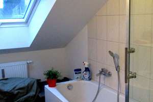 Helle Dachgeschosswohnung mit Balkon, ruhige Lage, WG geeignet