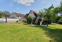 Haus Richtung Garten mit Pool