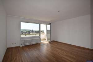 Schöneck:  Helle 3 Zimmerwohnung mit großer Loggia und Weitblick
