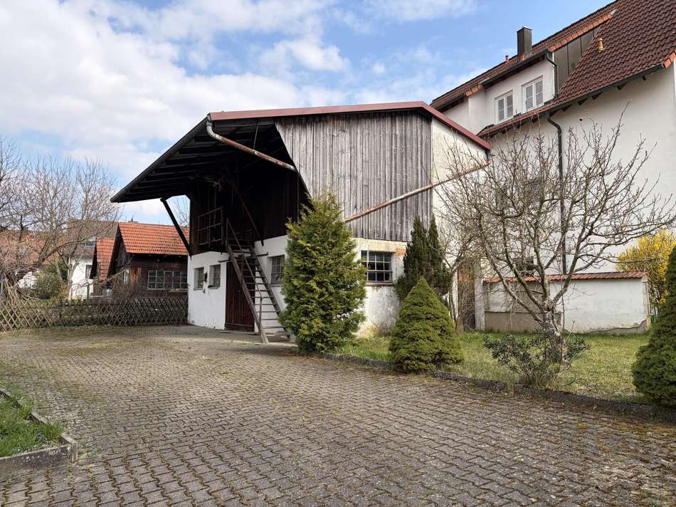 Hof und Stallgebäude