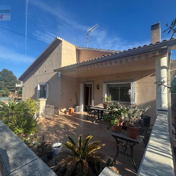 CHALET AUF EINER EBENE