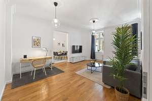 Friedrichshain: 3-Zimmer-Altbauwohnung zzgl. Essküche, Balkon, Fernwärme, Stuck, Parkett, ruhige Lag