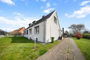 Seltene Chance: Doppelhaus an der Schwentine mit Einliegerwohnung & Baupotenzial – Die vollständige Adresse der Immobilie erhältst du vom Anbieter., 24222 Schwentinental – Vorschaubild 2