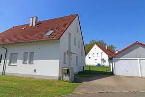 Sichere Kapitalanlage! Neuwertige Doppelhaushälfte mit Garage, fest an US-Soldaten vermietet  – Die vollständige Adresse der Immobilie erhältst du vom Anbieter., 92708 Mantel – Vorschaubild 1