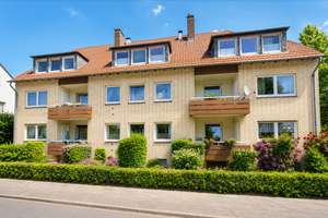 ***Geräumige Dachgeschoss-Wohnung mit 5 Zimmern in gepflegtem Umfeld***