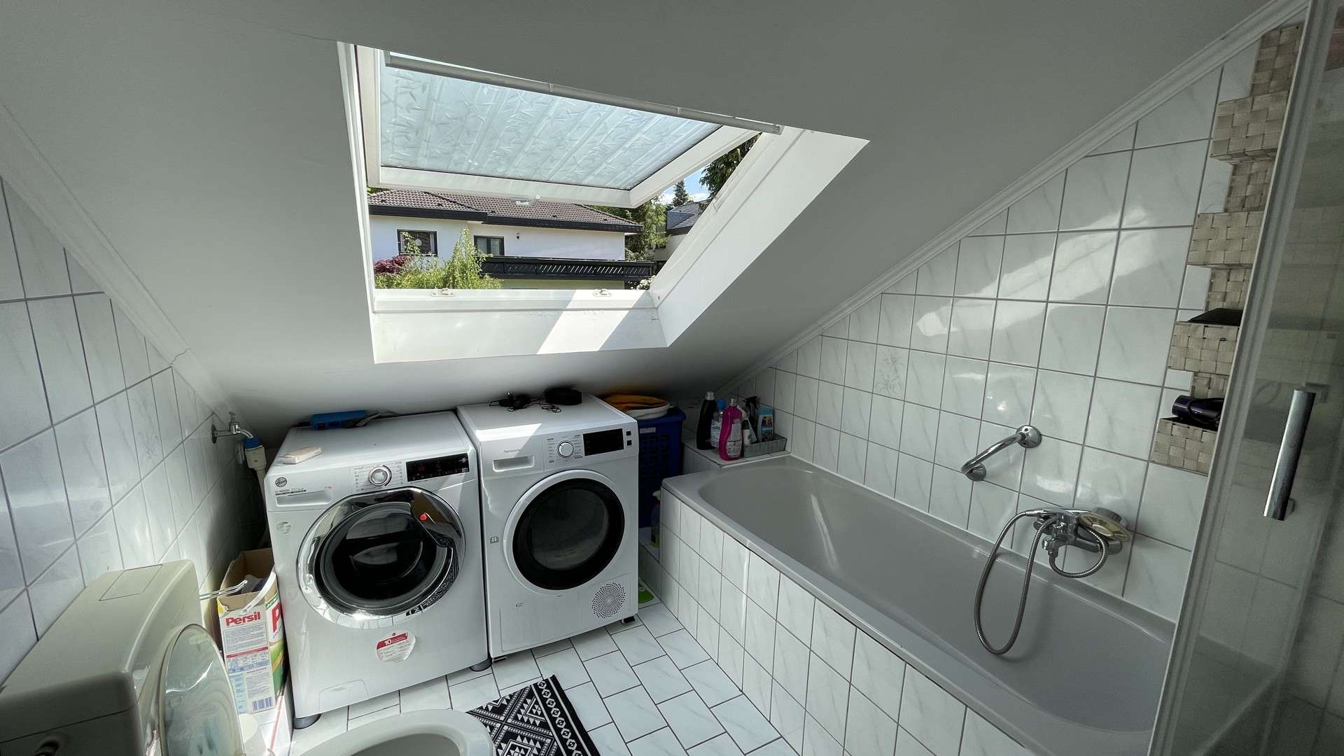 Immobilie in Hennef (Sieg) - Gepflegtes, verklinkertes Zweifamilienhaus mit zwei Garagen und PV-Anlage in Hennef-Blankenberg! - Bild 11