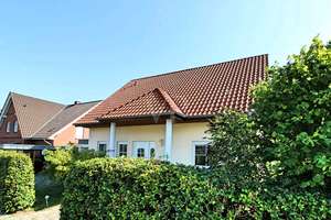 MODERNES WOHNEN MIT
KOMFORT UND ZUKUNFTSSICHERHEIT
EINZIEHEN UND WOHLFÜHLEN – Die vollständige Adresse der Immobilie erhältst du vom Anbieter., 38448 Wendschott, Wolfsburg – Vorschaubild 2