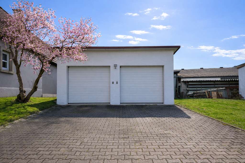 Immobilie in Gaildorf - Zweifamilienhaus mit Scheune, Garage und Außenstellplätzen - Bild 4