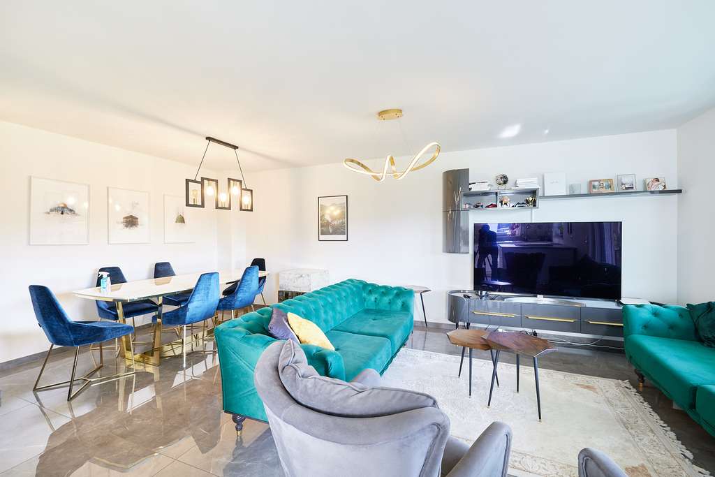 Immobilie in Altenmünster - Hier fühlt man sich wohl! Neuwertige 3-Zimmer-Wohnung mit großem Balkon und und KFZ-Stellplatz - Bild 3