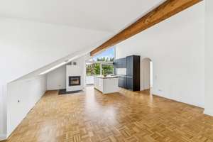 Lichtdurchflutete 2,5 Zimmer Dachgeschosswohnung