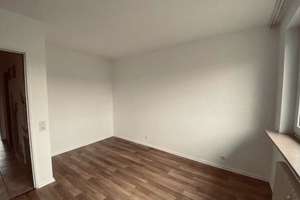 Sanierte 3-Zimmer-Wohnung mit 64m2 Dachterrasse – Auf dem Orth 10, 51069 Dellbrück, Köln – Vorschaubild 2