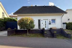 Modernes Einfamilienhaus in energieeffizienter Bauweise / Garten und Außenpool – Die vollständige Adresse der Immobilie erhältst du vom Anbieter., 66333 Völklingen – Vorschaubild 1