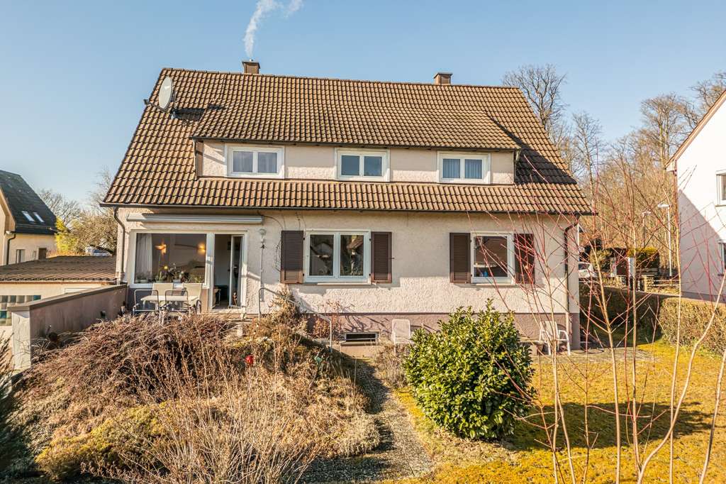 Immobilie in Wolfschlugen - RUHIGE, NATURNAHE LAGE! Gepflegtes Zweifamilienhaus mit großem Garten und Garage - Bild 2