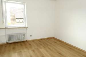 N-Werderau: Schöne 3-Zi-Whg. im 1.OG eines 3-FH, großer Balkon, Blick ins Grüne, Garage, 2 Keller – Die vollständige Adresse der Immobilie erhältst du vom Anbieter., 90441 Werderau, Nürnberg – Vorschaubild 5
