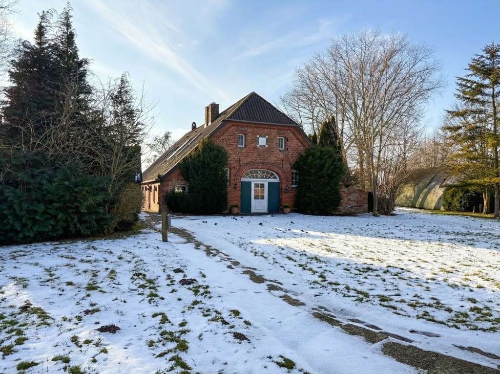 Immobilie in Stadland - Ferienhaus mit 4 Wohneinheiten, Pool, Sauna, und Indoor-Spielplatz - Bild 1