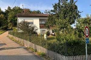 Mehrfamilienhaus auf geräumigem Grundstück in Wiesent – Die vollständige Adresse der Immobilie erhältst du vom Anbieter., 93109 Wiesent – Vorschaubild 1