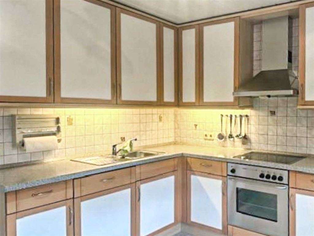 Immobilie in Gilching - Gilching: besondere 2,5 Zi.-Whg  im 4 Fam.-Haus m. Blk., frei + gr. Garage - Bild 2