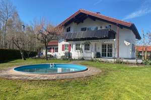 Von Privat: Modernisiertes Zweifamilienhaus mit traumhaftem Garten, Pool und Doppelgarage – Die vollständige Adresse der Immobilie erhältst du vom Anbieter., 83064 Raubling – Vorschaubild 1