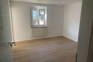 Gepflegte 4-Zimmer-Hochparterre-Wohnung mit Einbauküche in Reutlingen – Die vollständige Adresse der Immobilie erhältst du vom Anbieter., 72770 Betzingen, Reutlingen – Vorschaubild 2