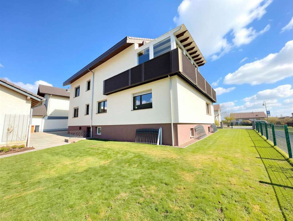 Immobilie in Wächtersbach - Raumwunder: Gepflegtes Zweifamilienhaus/Mehrgenerationenhaus mit Nebengebäude in Feldrandlage - Bild 1