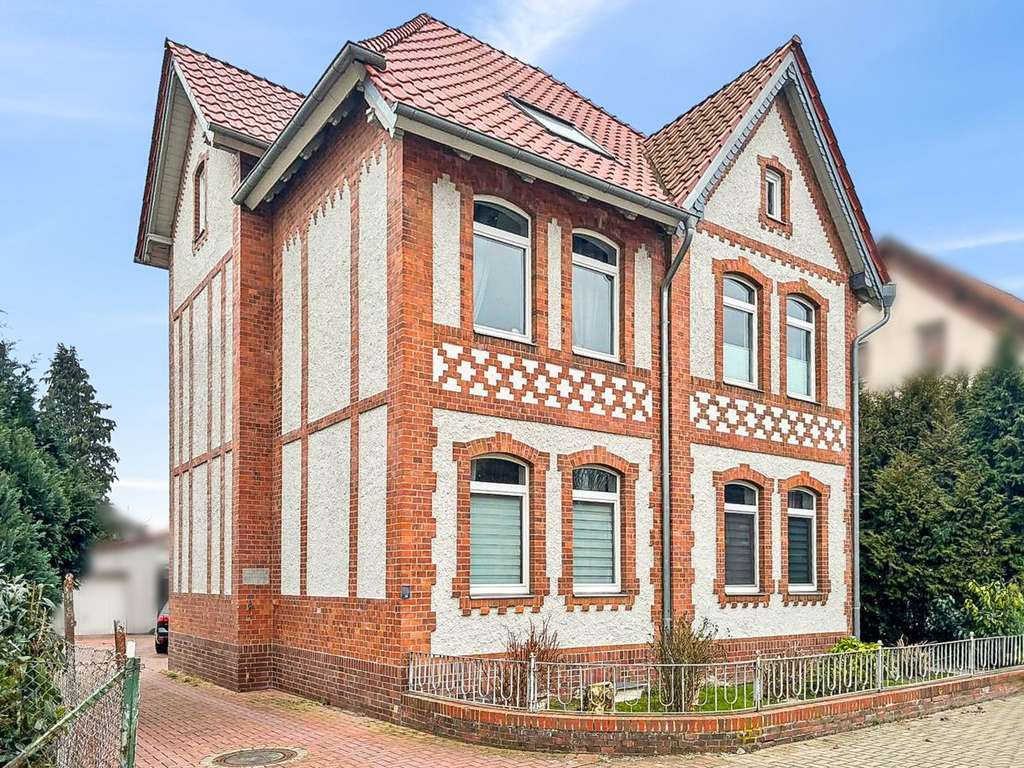 Immobilie in Giesen - Gepflegtes Mehrfamilienhaus mit 3 Wohneinheiten in guter und zentraler Lage von Giesen-Hasede - Bild 0