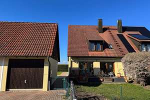 Familienfreundliche Doppelhaushälfte mit viel Platz und Garten in Eckersdorf – Richard-Wagner-Str. 3a, 95488 Eckersdorf – Vorschaubild 1
